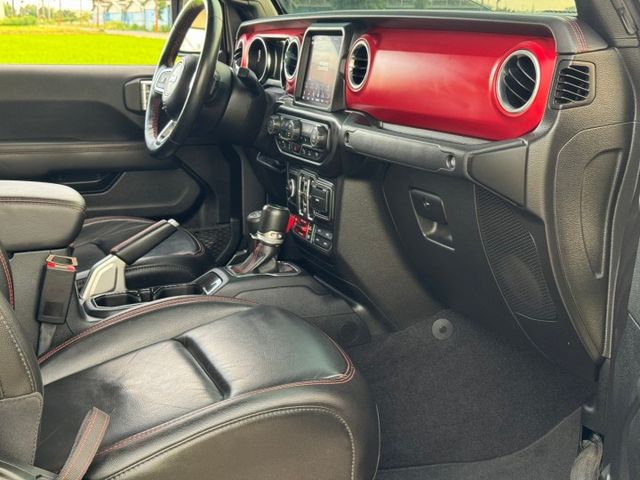 全車行照變更 絞盤/兼供曳引/置放架  配備太多 參考富昱汽車臉書粉絲專頁  第6張相片
