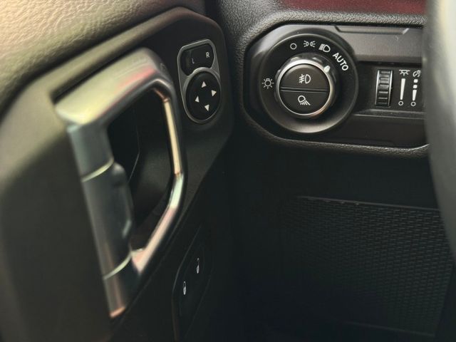全車行照變更 絞盤/兼供曳引/置放架  配備太多 參考富昱汽車臉書粉絲專頁  第15張相片