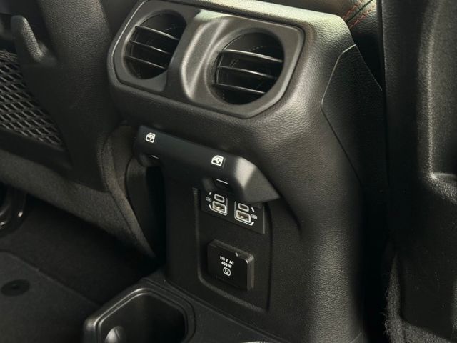 全車行照變更 絞盤/兼供曳引/置放架  配備太多 參考富昱汽車臉書粉絲專頁  第16張相片