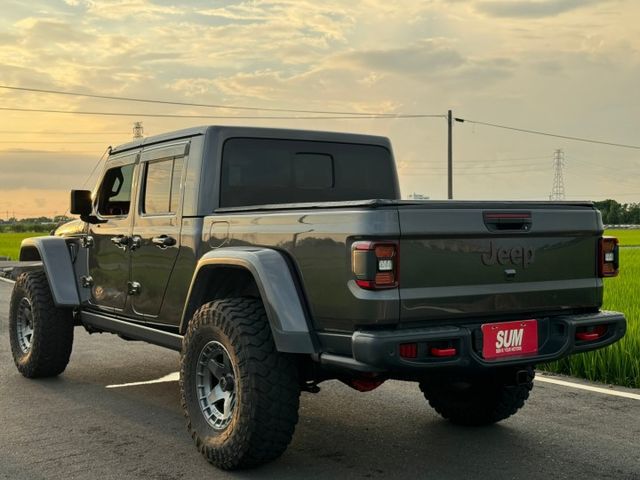 全車行照變更 絞盤/兼供曳引/置放架  配備太多 參考富昱汽車臉書粉絲專頁  第18張相片