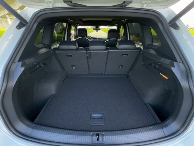 R專屬21輪圈/30種顏色車室氣氛燈/無線Apple CarPlay/Android Auto/抬頭顯示器/ACC  第17張相片