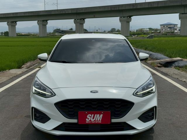 免鑰匙啟動 摸門感應 換檔播片 旋轉式排檔 衛星導航 Apple Car Play 無線充電 雙區恆溫 B&O音響 抬顯  第2張相片