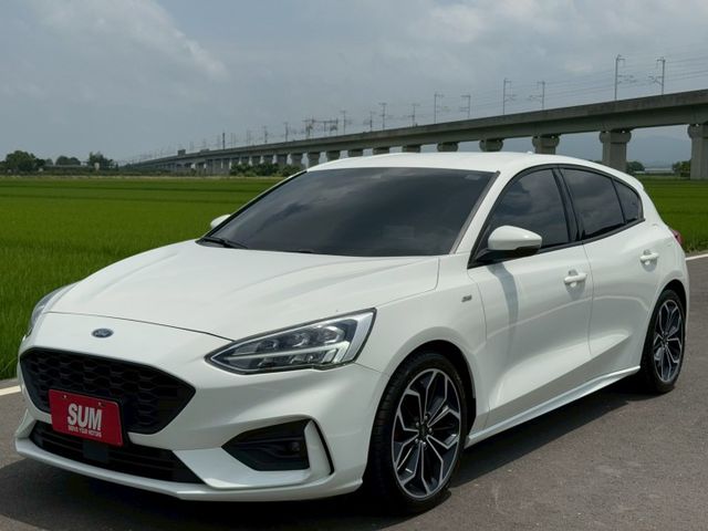 免鑰匙啟動 摸門感應 換檔播片 旋轉式排檔 衛星導航 Apple Car Play 無線充電 雙區恆溫 B&O音響 抬顯  第4張相片