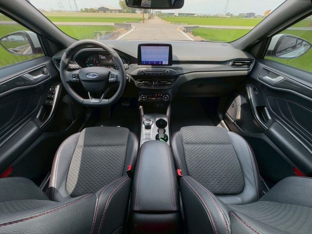 免鑰匙啟動 摸門感應 換檔播片 旋轉式排檔 衛星導航 Apple Car Play 無線充電 雙區恆溫 B&O音響 抬顯  第5張相片