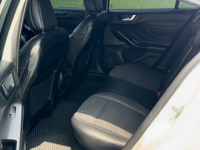 免鑰匙啟動 摸門感應 換檔播片 旋轉式排檔 衛星導航 Apple Car Play 無線充電 雙區恆溫 B&O音響 抬顯  第7張相片