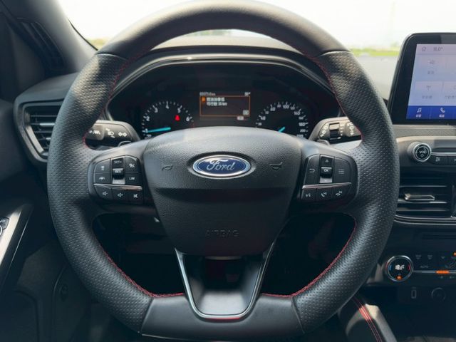 免鑰匙啟動 摸門感應 換檔播片 旋轉式排檔 衛星導航 Apple Car Play 無線充電 雙區恆溫 B&O音響 抬顯  第8張相片