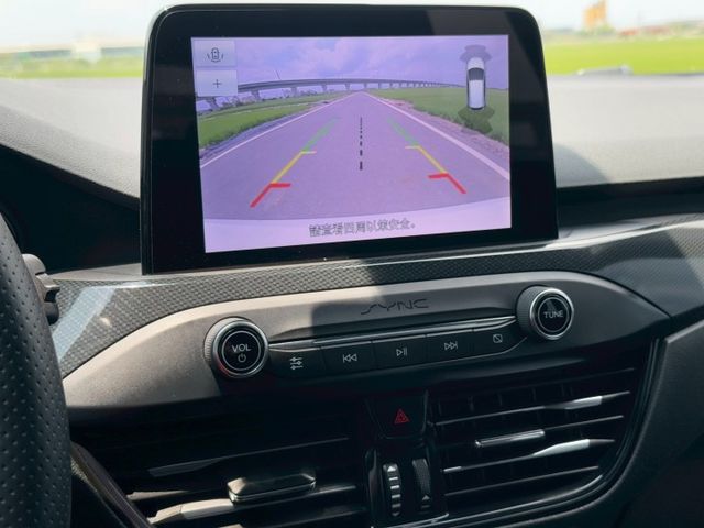 免鑰匙啟動 摸門感應 換檔播片 旋轉式排檔 衛星導航 Apple Car Play 無線充電 雙區恆溫 B&O音響 抬顯  第10張相片