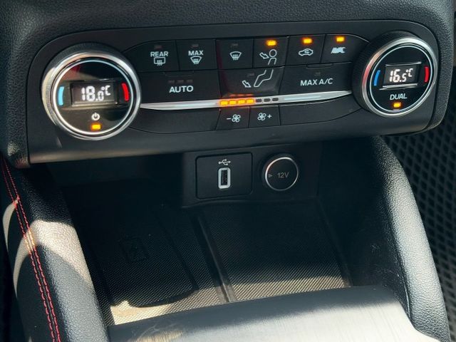 免鑰匙啟動 摸門感應 換檔播片 旋轉式排檔 衛星導航 Apple Car Play 無線充電 雙區恆溫 B&O音響 抬顯  第11張相片