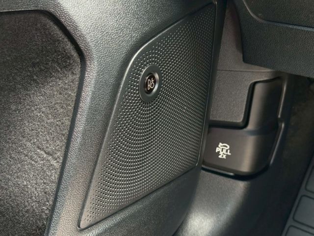 免鑰匙啟動 摸門感應 換檔播片 旋轉式排檔 衛星導航 Apple Car Play 無線充電 雙區恆溫 B&O音響 抬顯  第12張相片