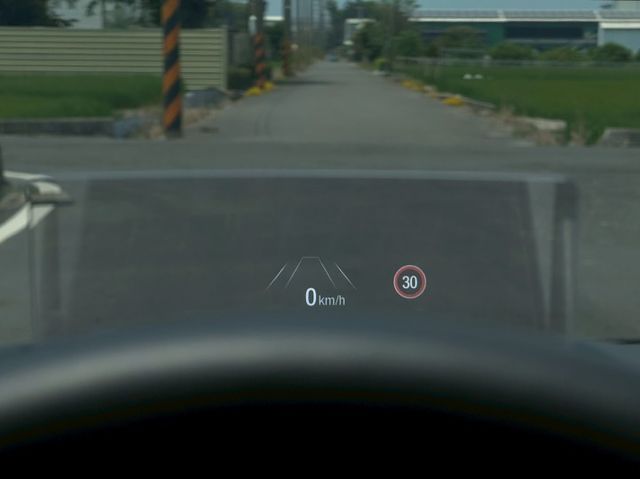 免鑰匙啟動 摸門感應 換檔播片 旋轉式排檔 衛星導航 Apple Car Play 無線充電 雙區恆溫 B&O音響 抬顯  第13張相片