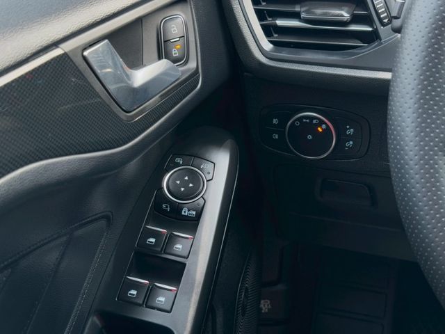 免鑰匙啟動 摸門感應 換檔播片 旋轉式排檔 衛星導航 Apple Car Play 無線充電 雙區恆溫 B&O音響 抬顯  第14張相片
