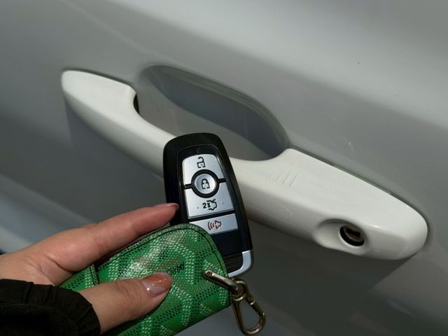 免鑰匙啟動 摸門感應 換檔播片 旋轉式排檔 衛星導航 Apple Car Play 無線充電 雙區恆溫 B&O音響 抬顯  第15張相片