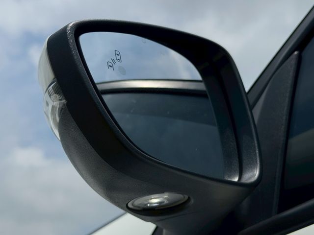 免鑰匙啟動 摸門感應 換檔播片 旋轉式排檔 衛星導航 Apple Car Play 無線充電 雙區恆溫 B&O音響 抬顯  第16張相片
