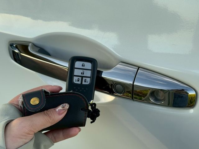 Apex七人座 一手原鈑件 雙區恆溫 雙電動滑門 藍牙通訊 電折 盲點偵測 電動天窗 方向盤快撥鍵 定速 電動座椅  第14張相片