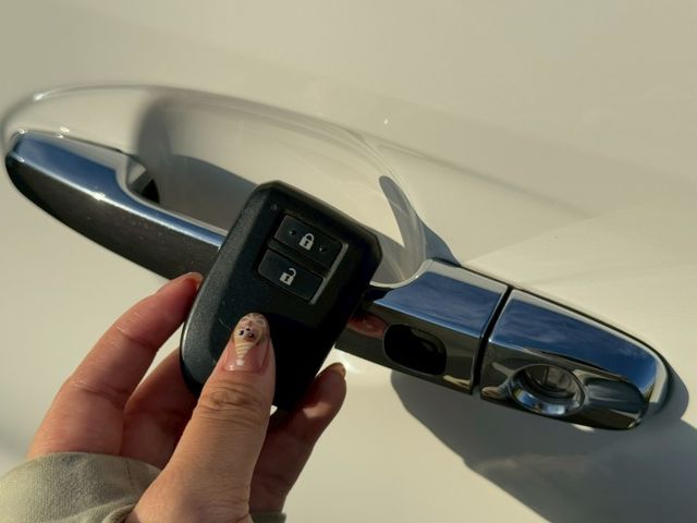 原鈑 僅跑5萬1千公里 I-key 摸門 恆溫 衛星導航 藍芽 倒車影像 數位電視 16吋鋁圈 全車空力套件  第16張相片