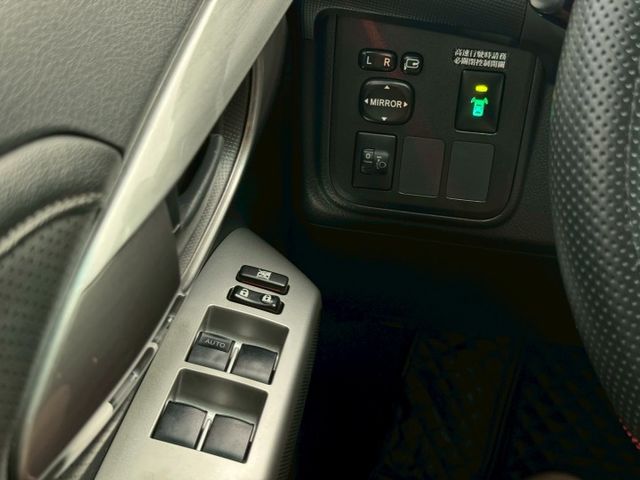 7人座 E版 全車原鈑 低里程 無待修 僅跑9萬 有安卓機 有前後行車記錄器 有恆溫空調 現在只要2X萬即可帶走  第13張相片