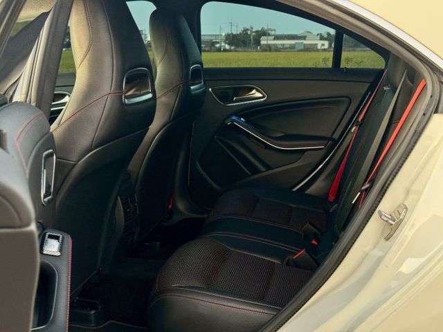 電動座椅 免鑰匙啟動 加熱座椅 倒車顯影 定速 全景天窗 雙區恆溫 藍芽 胎壓偵測  第7張相片