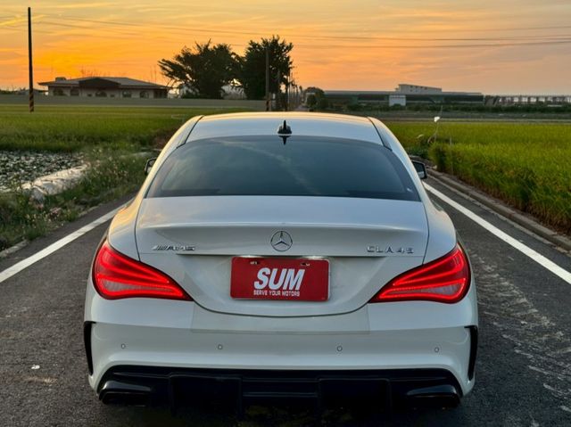 電動座椅 免鑰匙啟動 加熱座椅 倒車顯影 定速 全景天窗 雙區恆溫 藍芽 胎壓偵測  第18張相片