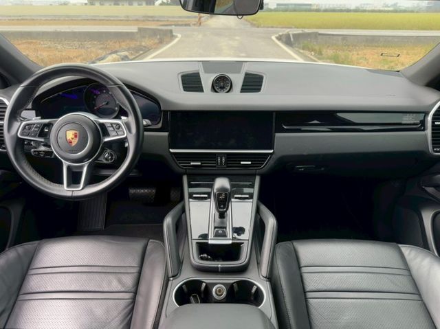 電子懸吊、免鑰匙啟動、全景天窗、電動尾門、電動記憶座椅、跑車計時套件、APPLE CARPLAY、倒車顯影、切換模式旋鈕  第5張相片