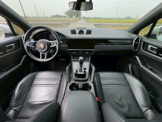 電子懸吊、免鑰匙啟動、全景天窗、電動尾門、電動記憶座椅、跑車計時套件、APPLE CARPLAY、倒車顯影、切換模式旋鈕  第6張相片