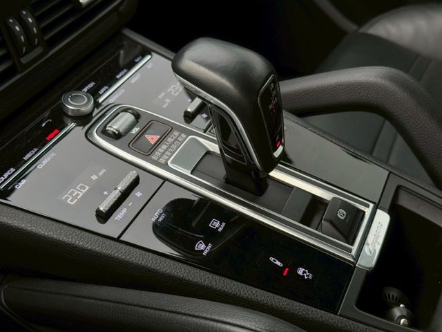 電子懸吊、免鑰匙啟動、全景天窗、電動尾門、電動記憶座椅、跑車計時套件、APPLE CARPLAY、倒車顯影、切換模式旋鈕  第12張相片