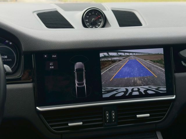 電子懸吊、免鑰匙啟動、全景天窗、電動尾門、電動記憶座椅、跑車計時套件、APPLE CARPLAY、倒車顯影、切換模式旋鈕  第13張相片