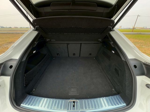 電子懸吊、免鑰匙啟動、全景天窗、電動尾門、電動記憶座椅、跑車計時套件、APPLE CARPLAY、倒車顯影、切換模式旋鈕  第16張相片