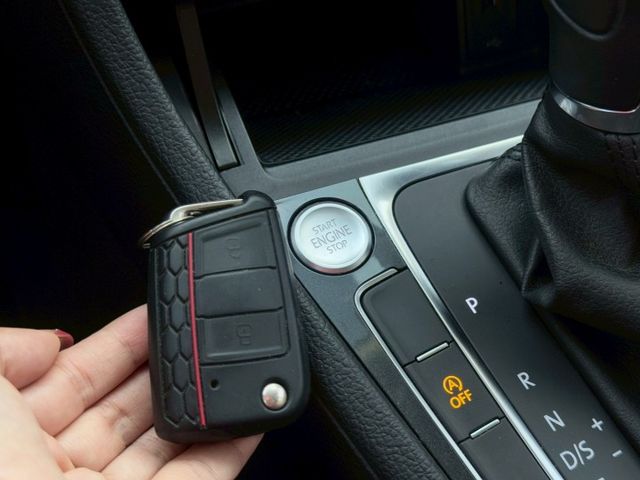 定速巡航 雙區恆溫空調 倒車顯影 免鑰匙 摸門解鎖 跟車  第12張相片