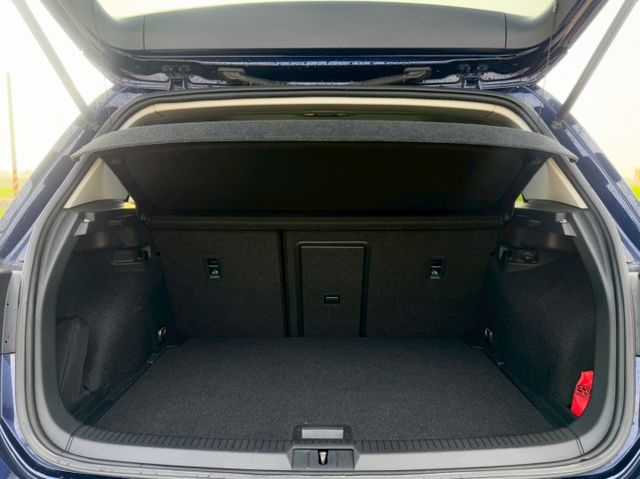 定速巡航 雙區恆溫空調 倒車顯影 免鑰匙 摸門解鎖 跟車  第17張相片