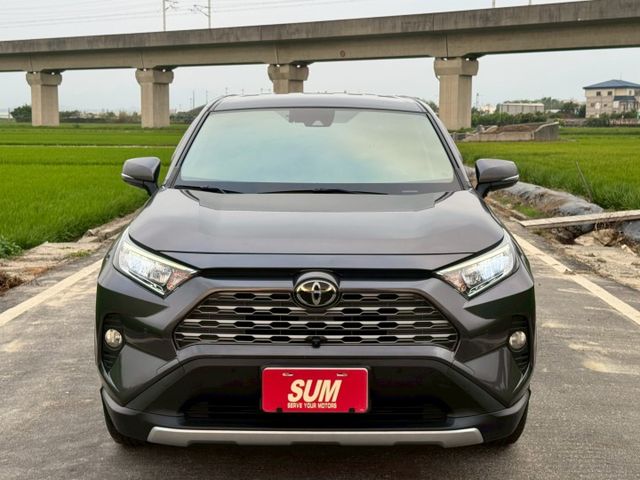 汽油 旗艦版 免鑰匙 摸門解鎖 抬頭顯示器 全速率跟車 環景系統 駕駛座電動椅（包含記憶功能）電動手煞 CarPlay  第2張相片