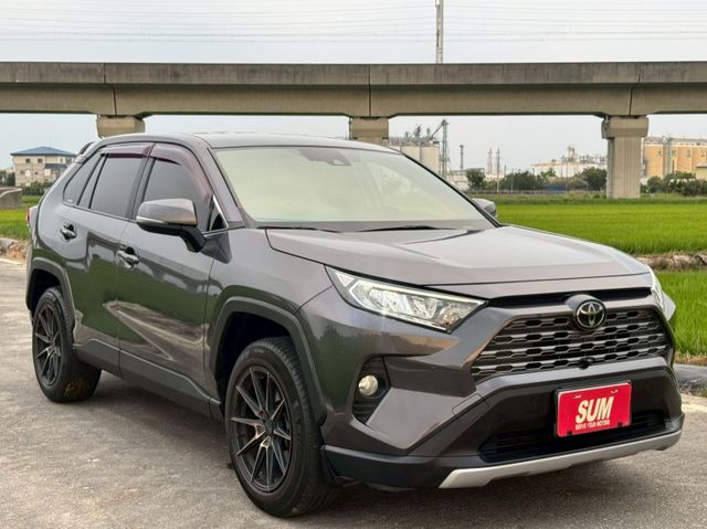 汽油 旗艦版 免鑰匙 摸門解鎖 抬頭顯示器 全速率跟車 環景系統 駕駛座電動椅（包含記憶功能）電動手煞 CarPlay  第3張相片