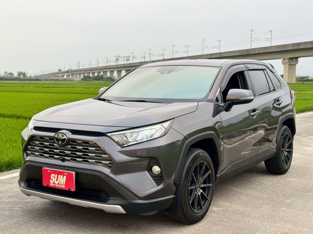 汽油 旗艦版 免鑰匙 摸門解鎖 抬頭顯示器 全速率跟車 環景系統 駕駛座電動椅（包含記憶功能）電動手煞 CarPlay  第4張相片