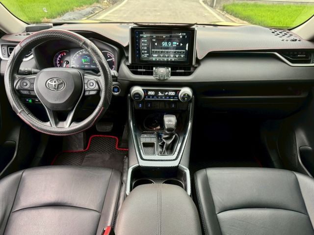 汽油 旗艦版 免鑰匙 摸門解鎖 抬頭顯示器 全速率跟車 環景系統 駕駛座電動椅（包含記憶功能）電動手煞 CarPlay  第5張相片