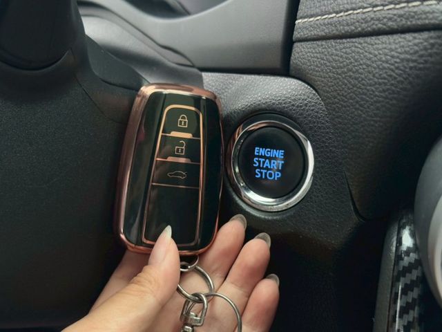 汽油 旗艦版 免鑰匙 摸門解鎖 抬頭顯示器 全速率跟車 環景系統 駕駛座電動椅（包含記憶功能）電動手煞 CarPlay  第8張相片