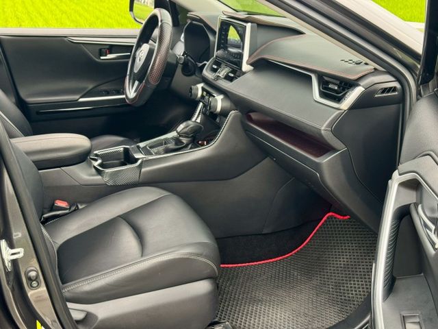 汽油 旗艦版 免鑰匙 摸門解鎖 抬頭顯示器 全速率跟車 環景系統 駕駛座電動椅（包含記憶功能）電動手煞 CarPlay  第10張相片