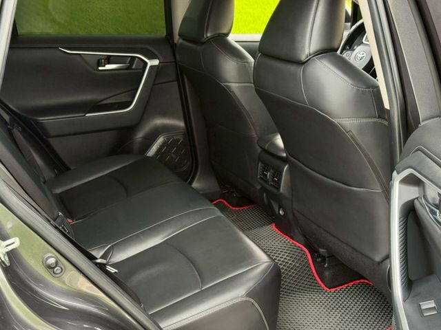 汽油 旗艦版 免鑰匙 摸門解鎖 抬頭顯示器 全速率跟車 環景系統 駕駛座電動椅（包含記憶功能）電動手煞 CarPlay  第11張相片