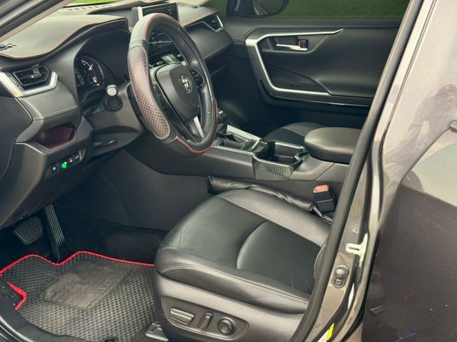 汽油 旗艦版 免鑰匙 摸門解鎖 抬頭顯示器 全速率跟車 環景系統 駕駛座電動椅（包含記憶功能）電動手煞 CarPlay  第14張相片