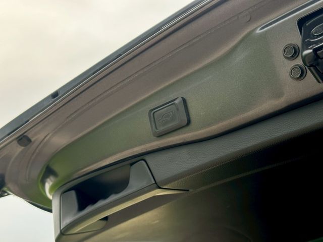 汽油 旗艦版 免鑰匙 摸門解鎖 抬頭顯示器 全速率跟車 環景系統 駕駛座電動椅（包含記憶功能）電動手煞 CarPlay  第16張相片