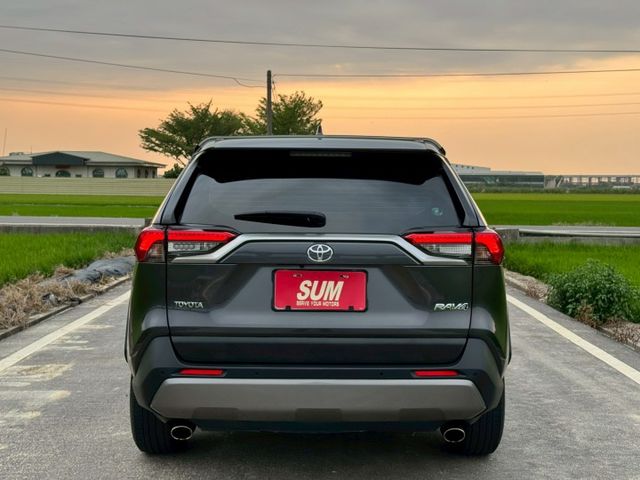 汽油 旗艦版 免鑰匙 摸門解鎖 抬頭顯示器 全速率跟車 環景系統 駕駛座電動椅（包含記憶功能）電動手煞 CarPlay  第18張相片