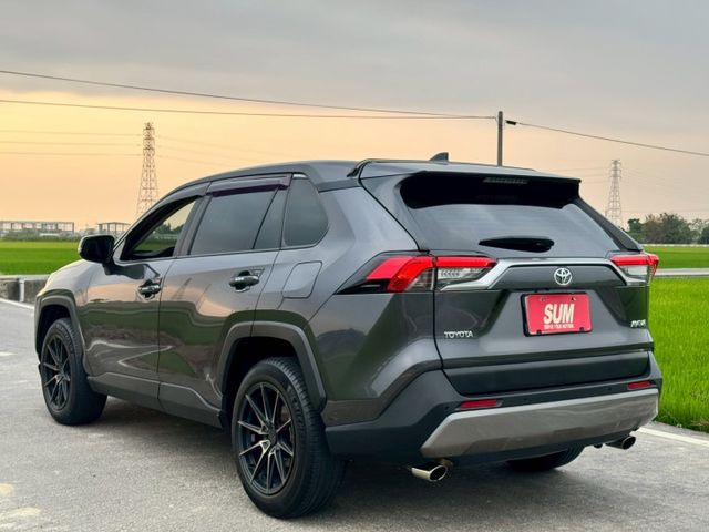 汽油 旗艦版 免鑰匙 摸門解鎖 抬頭顯示器 全速率跟車 環景系統 駕駛座電動椅（包含記憶功能）電動手煞 CarPlay  第19張相片