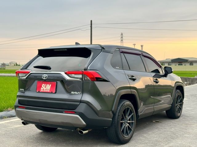 汽油 旗艦版 免鑰匙 摸門解鎖 抬頭顯示器 全速率跟車 環景系統 駕駛座電動椅（包含記憶功能）電動手煞 CarPlay  第20張相片