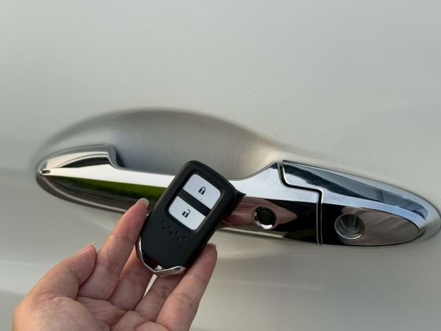 HRV-S版 導航 恆溫 藍芽 定速 摸門 ikey Car Play 全車雷達 倒車顯影 換檔撥片 盲點  第15張相片