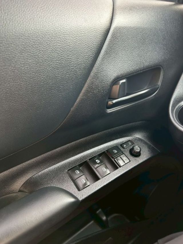 1.8 豪華版 7人座 一手車 原廠保養 原鈑件 恆溫  I-key 摸門  霧燈  電折 循跡防滑  第15張相片