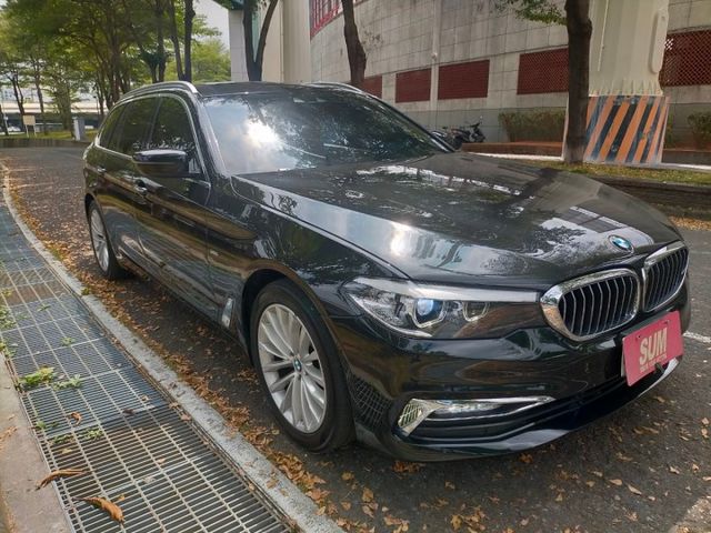 原廠保養2018 BMW 520D旅行車11萬保證-無線充電智慧安全系統踢腳電尾門雙電動座椅自動停車輔助  第1張相片