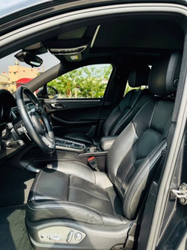 2018 Porsche Macan 2.0 全景天窗 電動尾門 14項電動座椅 18吋鋁圈  第7張相片
