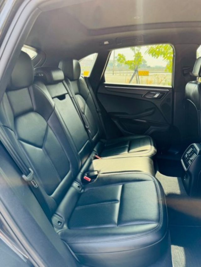 2018 Porsche Macan 2.0 全景天窗 電動尾門 14項電動座椅 18吋鋁圈  第9張相片