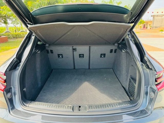 2018 Porsche Macan 2.0 全景天窗 電動尾門 14項電動座椅 18吋鋁圈  第13張相片