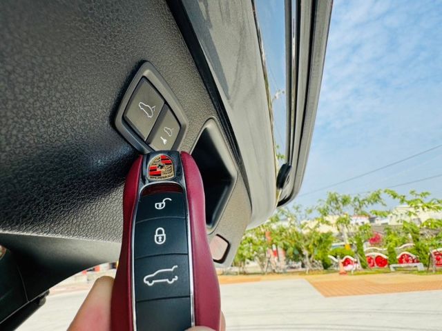 2018 Porsche Macan 2.0 全景天窗 電動尾門 14項電動座椅 18吋鋁圈  第20張相片