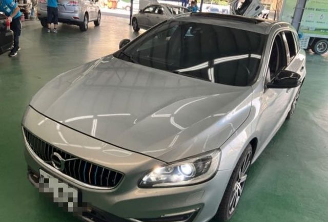 2018 VOLVO  V60 2.0 D3 天窗 雙電動座椅 ACC跟車  第1張相片