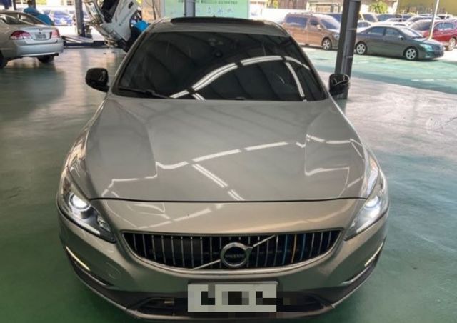2018 VOLVO  V60 2.0 D3 天窗 雙電動座椅 ACC跟車  第2張相片